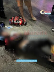 Termina un motociclista hospitalizado en Cancún tras derrapar en la avenida Rancho Viejo durante la noche de este lunes.