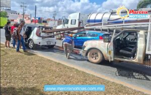 Conductor se salva de ser alcanzado por fierros proyectados tras frenada brusca en Cancún