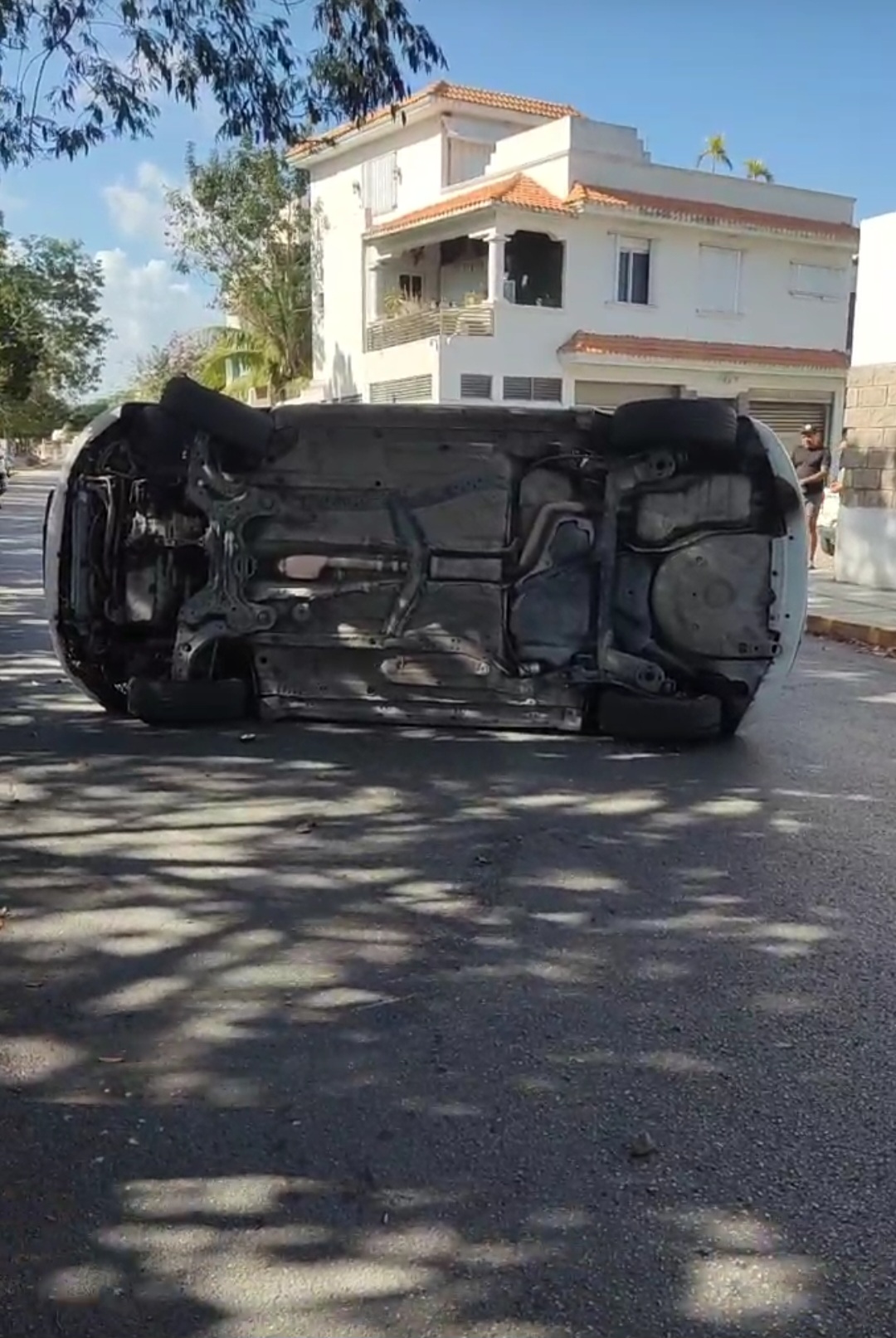 Volcadura en Playa del Carmen deja un conductor lesionado