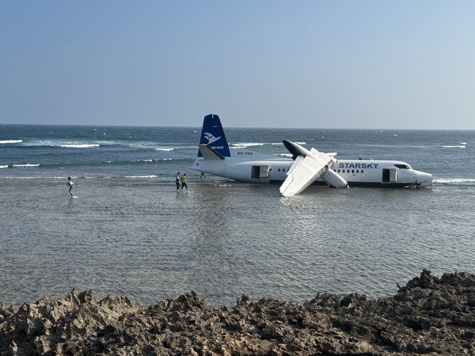 Avión se estrella en una playa de Somalia con 55 personas a bordo, tras registrar una falla mecánica en Mogadiscio.