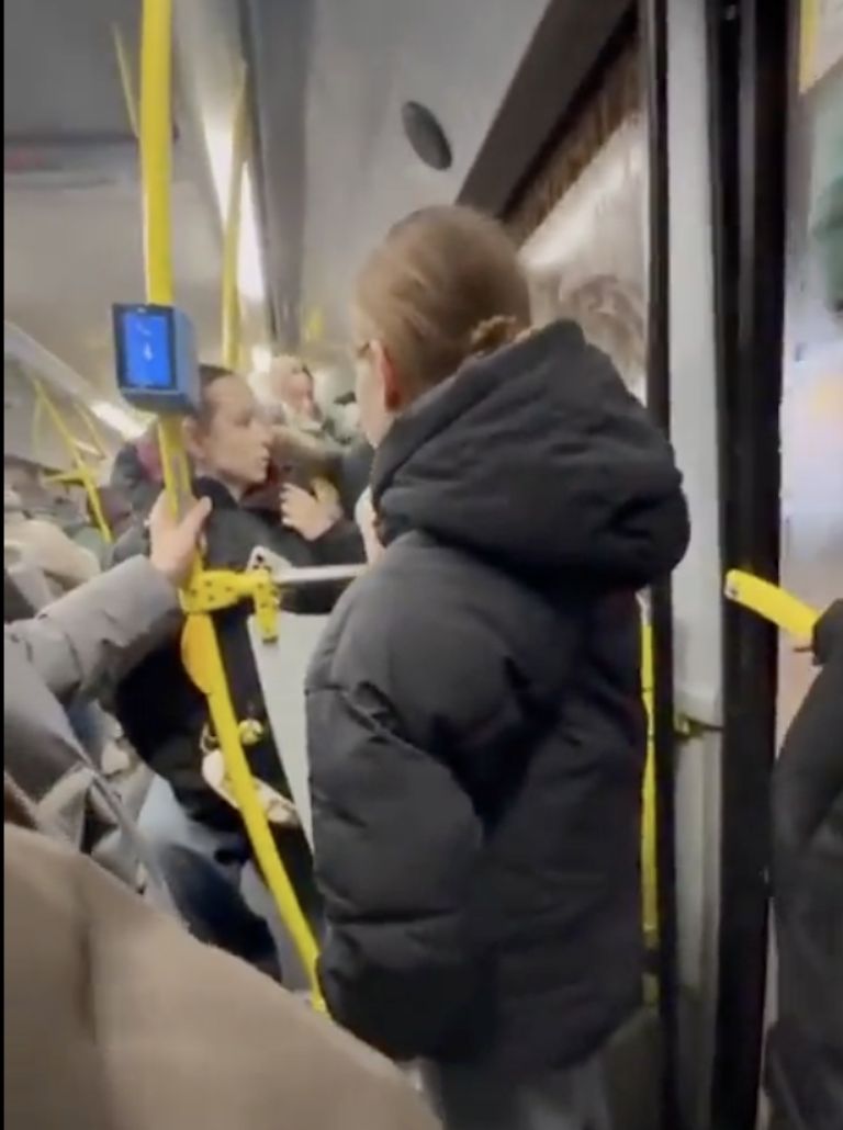 Embarazada golpea a adulto mayor por negarse a cederle el asiento