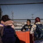 Alcanzaron récord las salidas voluntarias de migrantes detenidos en Estados Unidos