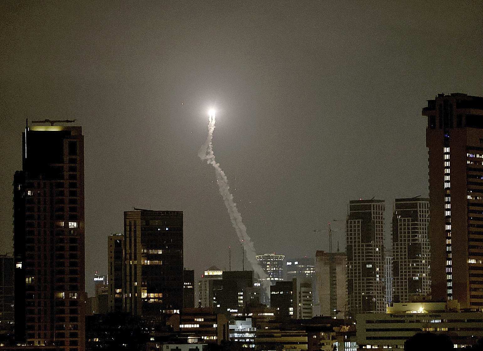 Irán lanza misiles contra Tel Aviv; Israel ataca centro médico en Líbano