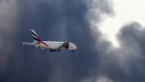 Aterrizan vuelos de Emirates Airlines en medio de explosiones por conflicto entre Israel e Irán en Medio Oriente
