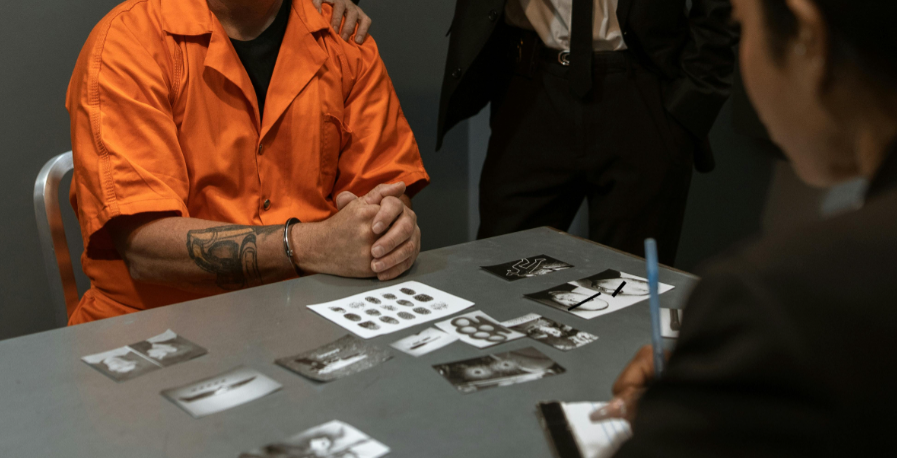 Acusaron formalmente a un hombre que prostituyó a su esposa y la amenazó de muerte en Suecia