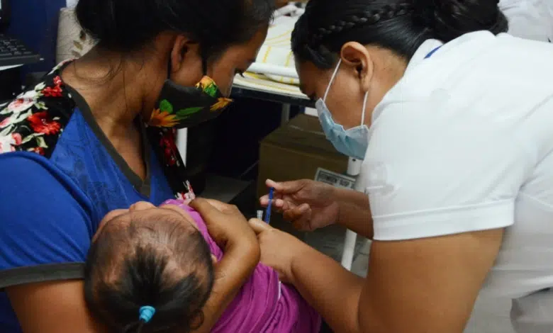 Refuerzan vacunación contra el sarampión en Quintana Roo con módulos en terminales y brigadas casa por casa
