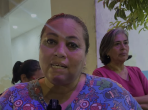 Enfermeros protestan en Fiscalía por detención de su colega  vinculada a caso de profesor acusado de drogar a alumnas