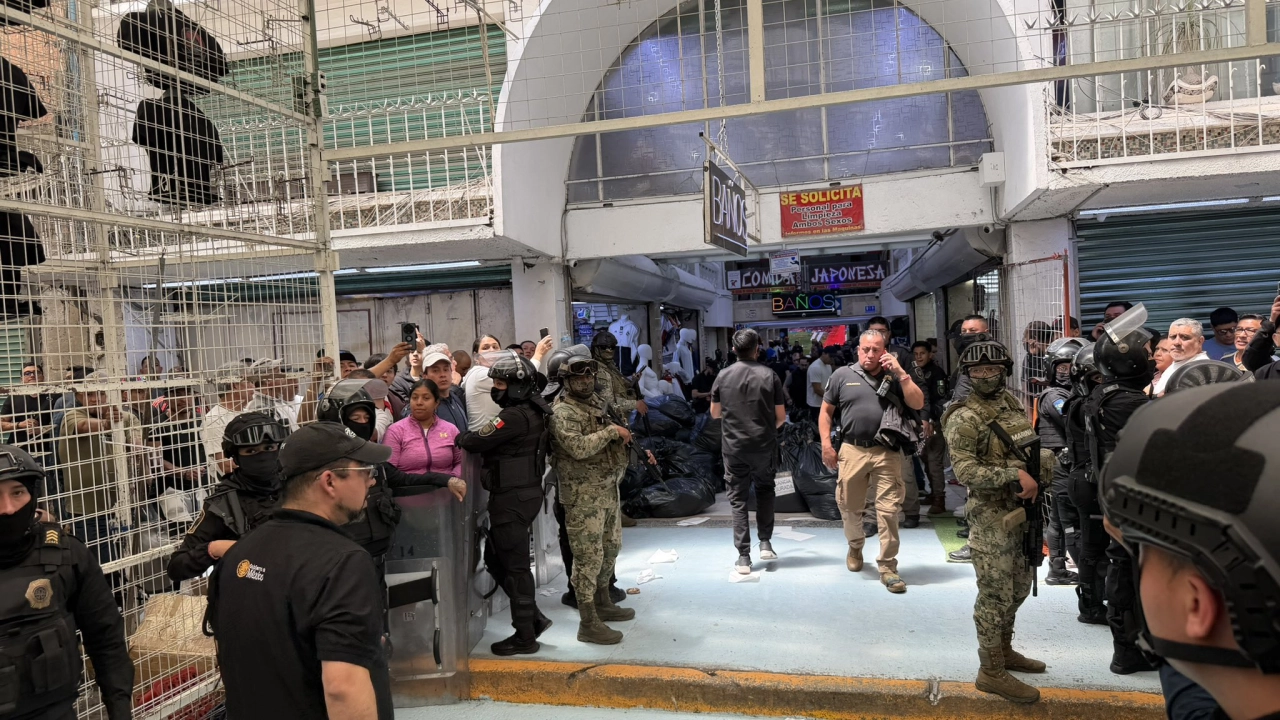 Decomisan 60 toneladas de fayuca mundialista en Tepito