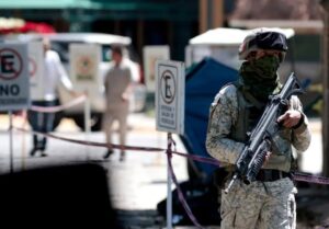 Trasladan en grúas las flores que llegaron al funeral de El Mencho en Zapopan