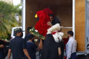 Trasladan en grúas las flores que llegaron al funeral de El Mencho en Zapopan