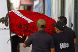 Trasladan en grúas las flores que llegaron al funeral de El Mencho en Zapopan