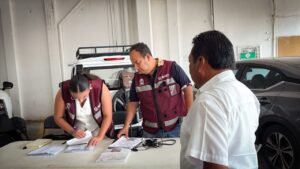 Imoveqroo certifica taxis con engomados en Chetumal
