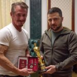 Sean Penn recibe Oscar simbólico en Ucrania por su apoyo durante la guerra