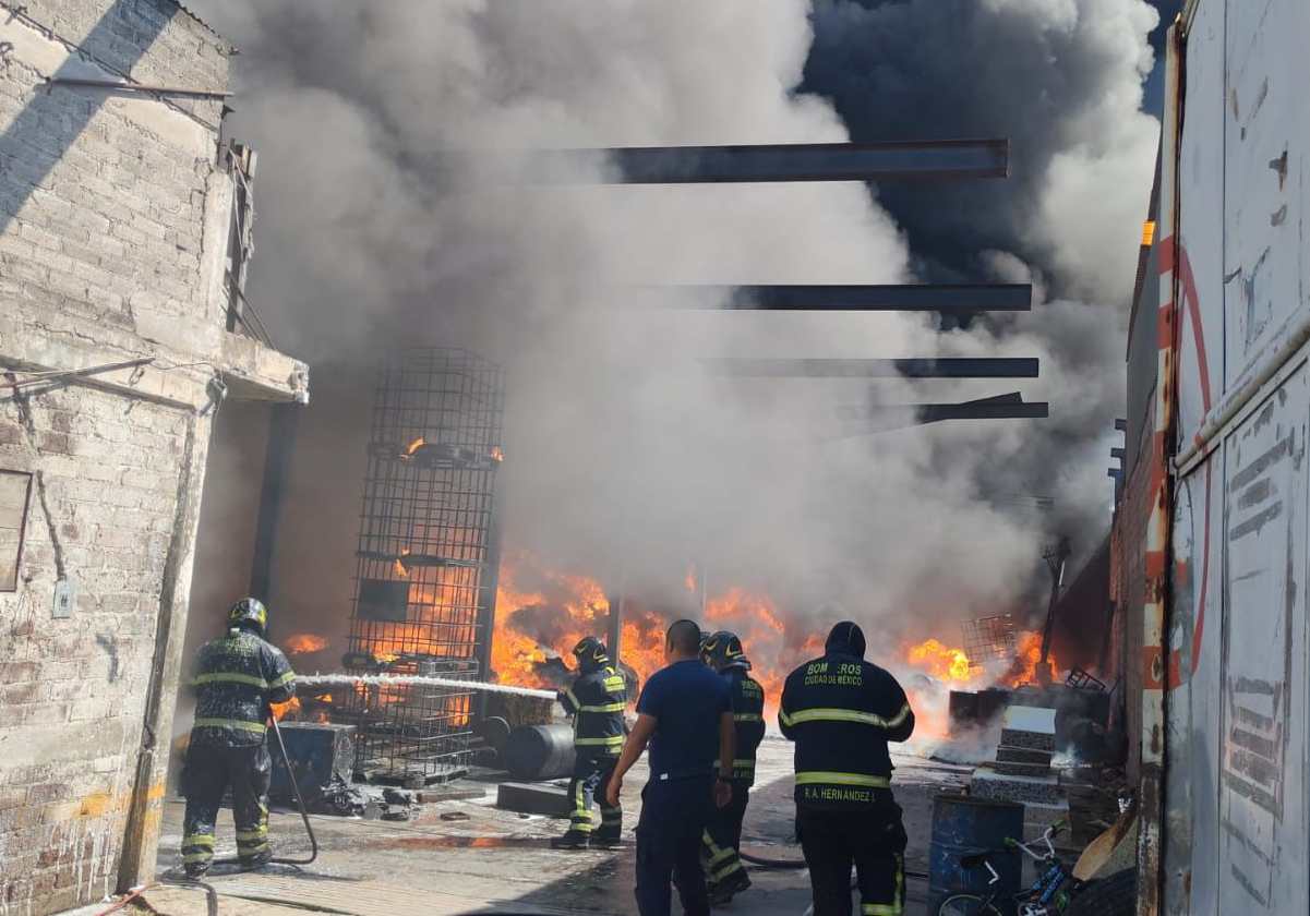 Incendio en Iztapalapa consume una bodega de poliuretano