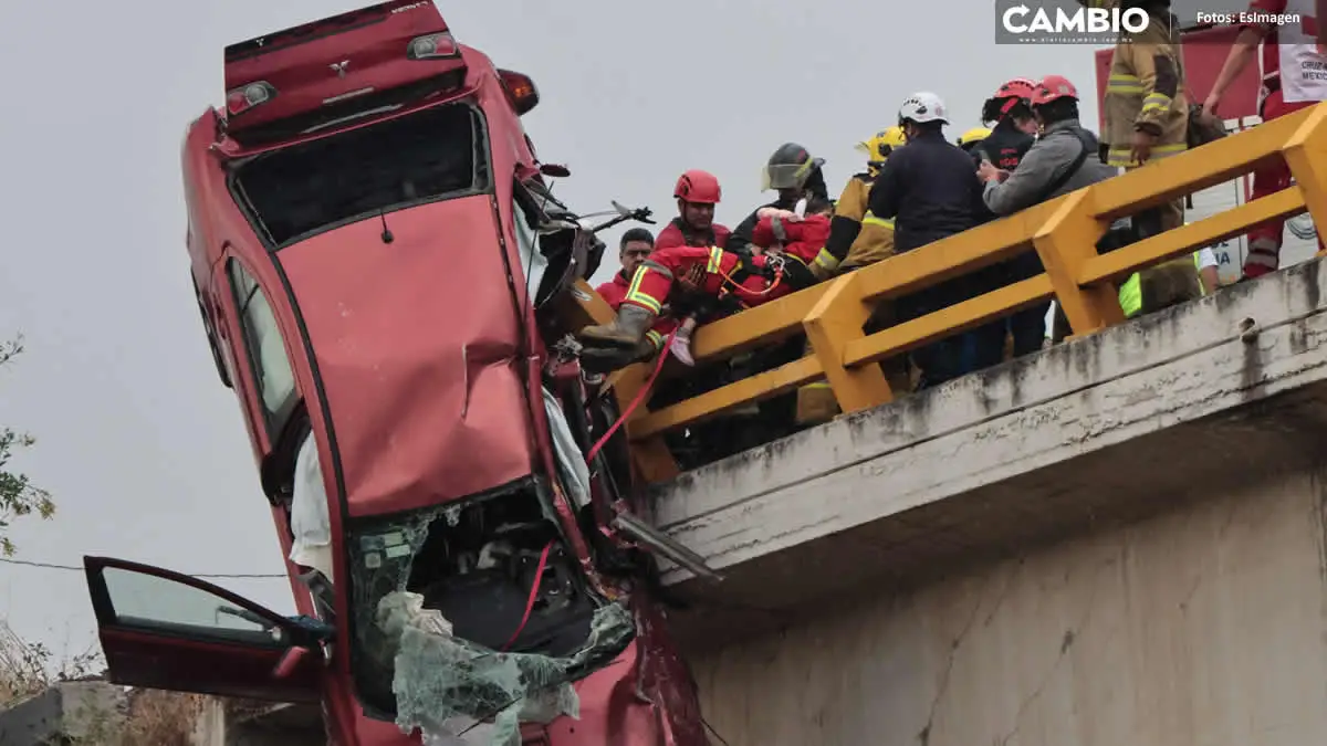 Salvan a niña de un auto que quedó colgado en puente del Periférico de Puebla, tras percance