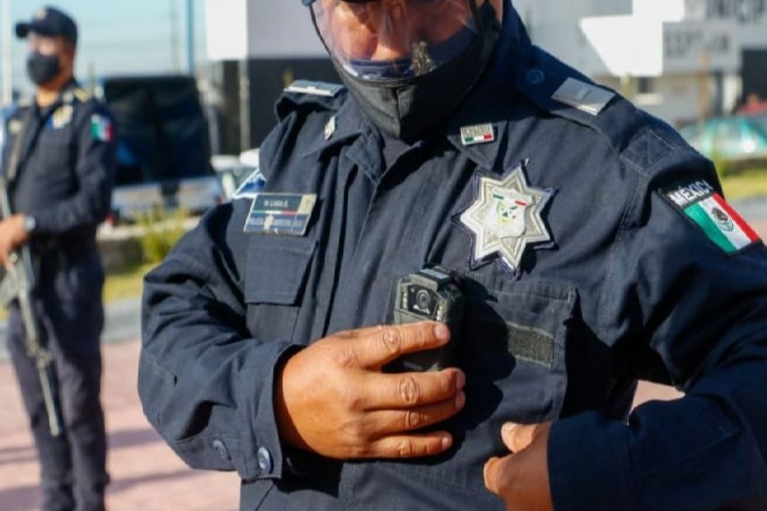 Detienen a policía estatal con el celular de una persona desaparecida.