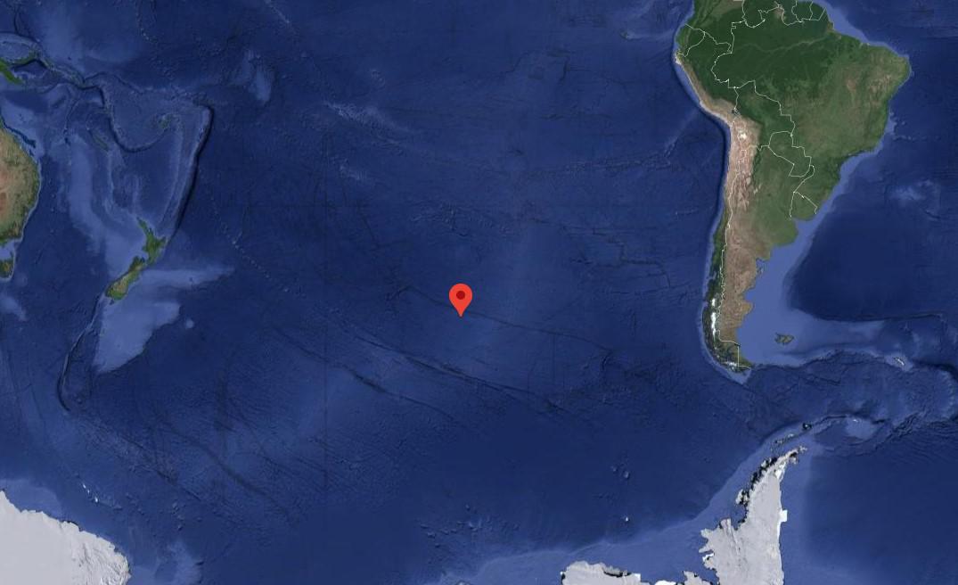 Ubicado en el Pacífico Sur este punto se encuentra a miles de kilómetros de cualquier tierra habitada CUERPO DE LA NOTA El Punto Nemo es considerado el lugar más inaccesible de la Tierra al encontrarse a más de mil 600 kilómetros de cualquier masa continental, en medio del océano Pacífico Sur. Este sitio, también llamado polo oceánico de inaccesibilidad, fue identificado en 1992 por el ingeniero Hrvoje Lukatela mediante cálculos computacionales que determinaron el punto más alejado de tierra firme en el planeta. Ubicación y características del Punto Nemo El Punto Nemo se ubica entre tres territorios remotos Isla Ducie al norte Motu Nui al noreste y la Isla Maher al sur en la Antártida lo que lo convierte en una zona prácticamente inaccesible para el ser humano. Debido a su lejanía incluso los astronautas a bordo de la Estación Espacial Internacional pueden estar más cerca de este punto que cualquier persona en tierra. Zona utilizada como cementerio espacial La región es conocida como la Zona Deshabitada del Pacífico Sur y ha sido utilizada por agencias espaciales para depositar restos de satélites y estructuras como la estación espacial Mir. Se estima que más de un centenar de objetos espaciales han sido dirigidos a esta área debido a su aislamiento y baja presencia humana. Condiciones extremas y escasa vida Las condiciones del Punto Nemo limitan la biodiversidad debido a la falta de nutrientes y al aislamiento generado por corrientes marinas que impiden la llegada de materia orgánica. Especialistas han señalado que se trata de una de las regiones menos activas biológicamente del océano aunque existen excepciones en zonas cercanas a respiraderos hidrotermales donde habitan organismos adaptados a condiciones extremas. A pesar de su lejanía estudios han detectado la presencia de residuos plásticos arrastrados por corrientes lo que evidencia el alcance del impacto humano incluso en los puntos más aislados del planeta.