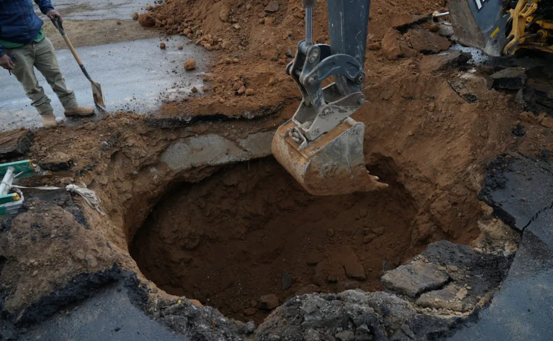 Se abre socavón cerca del Estadio Azteca y casi traga un camión refresquero