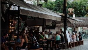 Restaurantes de la Quinta Avenida mantienen buena afluencia turística en temporada alta