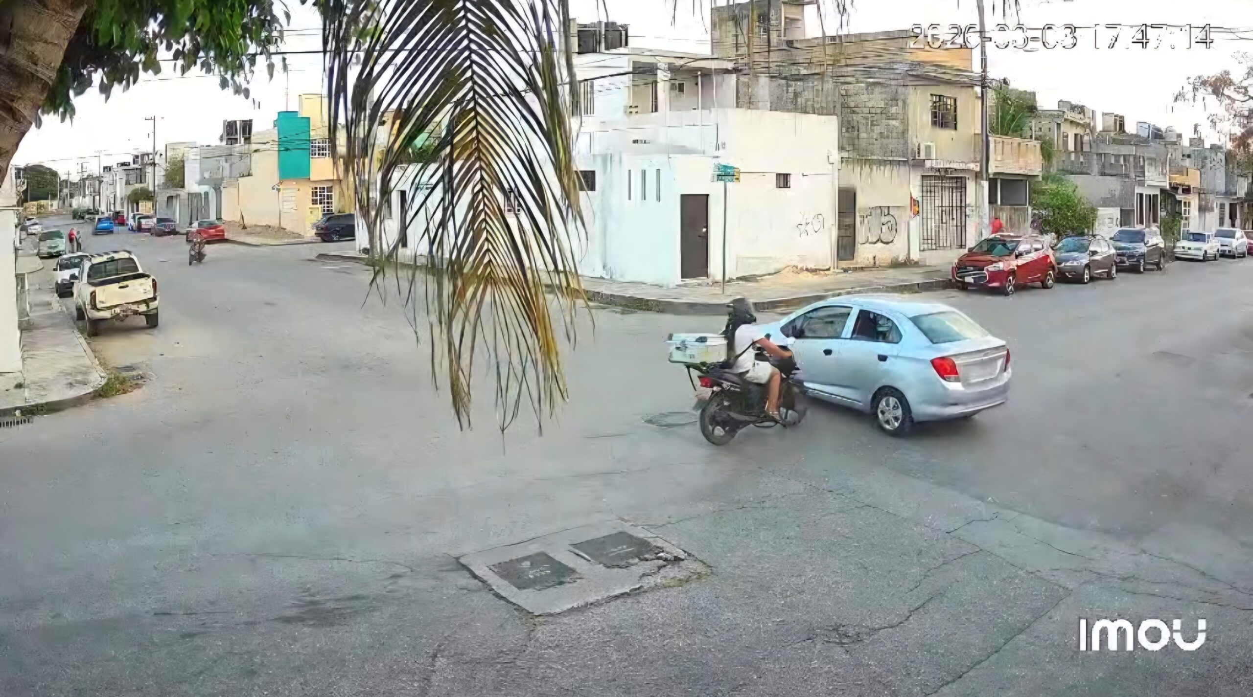 Se estampa motociclista contra un auto en Paseos Kabah de Cancún