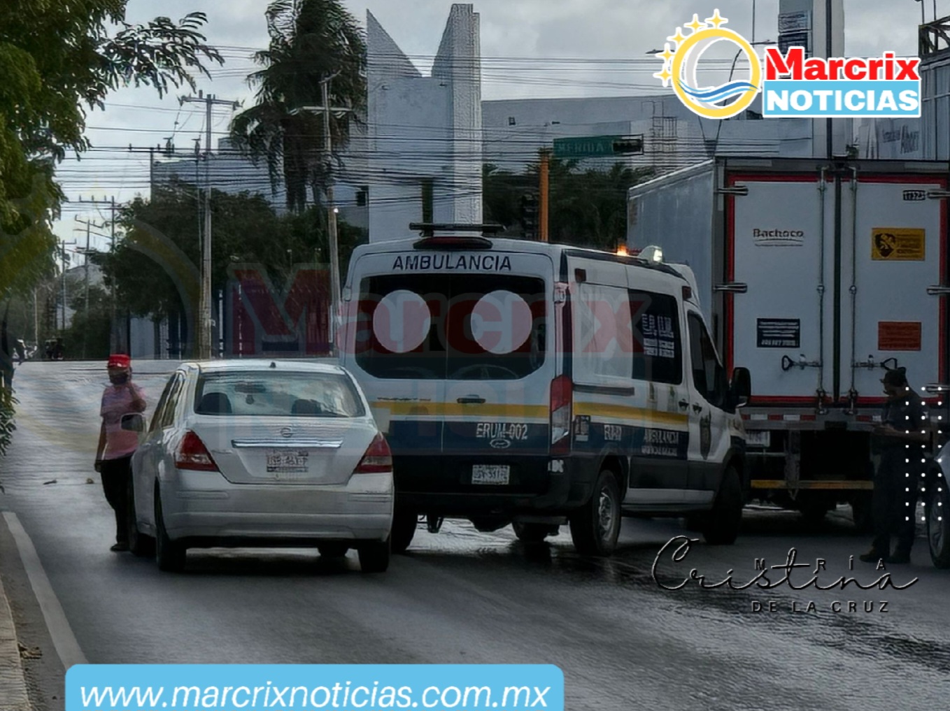 Derrame de aceite provoca choque en la avenida Chac Mool de Cancún