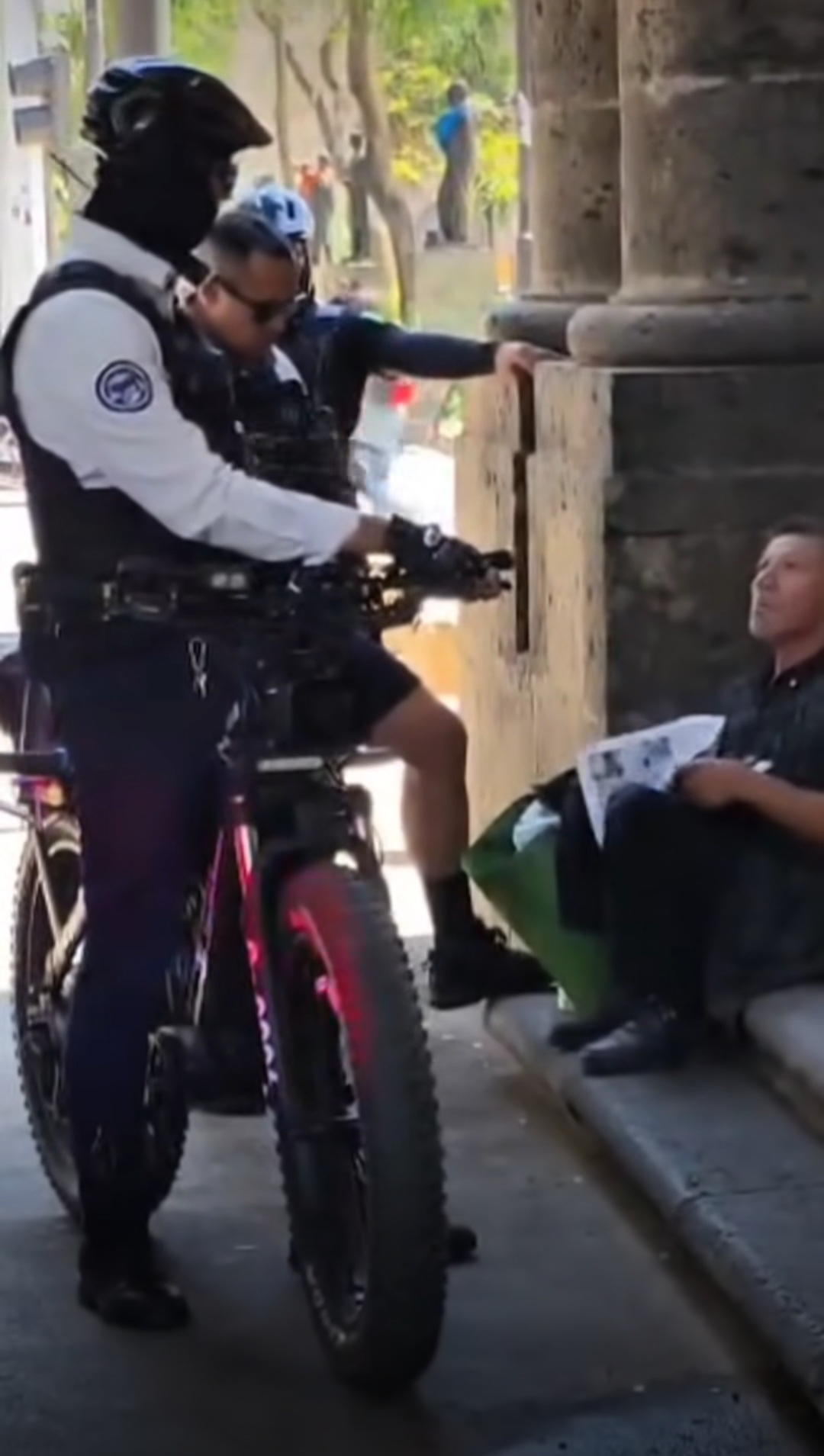 ¡Indignante! Policías desalojan a adulto mayor que leía en un parque de Guadalajara