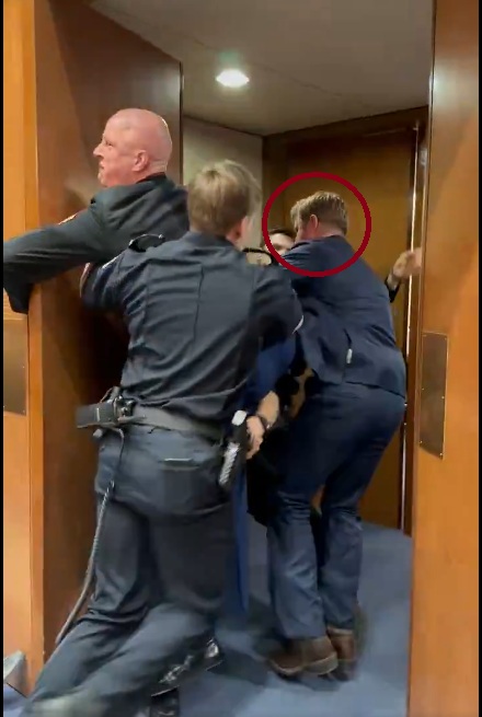 Senador Tim Sheehy expulsa a manifestante del Capitolio, durante una audiencia del Senado