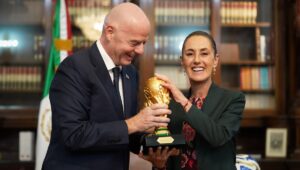 Claudia Sheinbaum se reúne con el presidente de la FIFA en Palacio Nacional