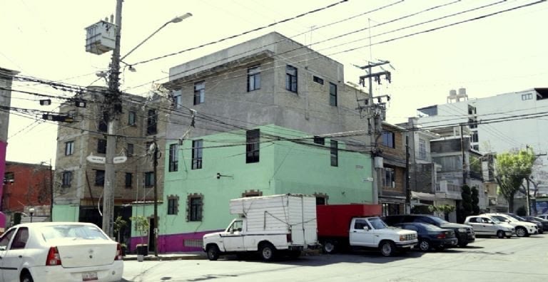 Pintan a medias casas aledañas al Estadio Azteca, rumbo al Mundial 2026