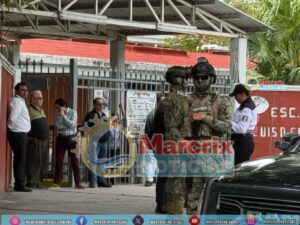 Aseguran a alumno por intentar agredir con arma blanca a mujer en secundaria de Cancún