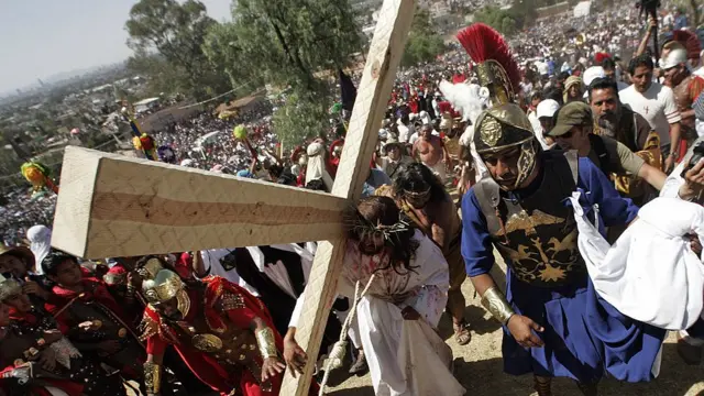 Miles de fieles desafían las altas temperaturas durante el Viacrucis de Iztapalapa