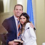 Sacude escándalo a Kristi Noem por presunta doble vida de su esposo