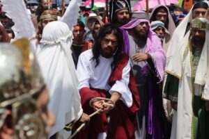 Miles de fieles desafían las altas temperaturas durante el Viacrucis de Iztapalapa