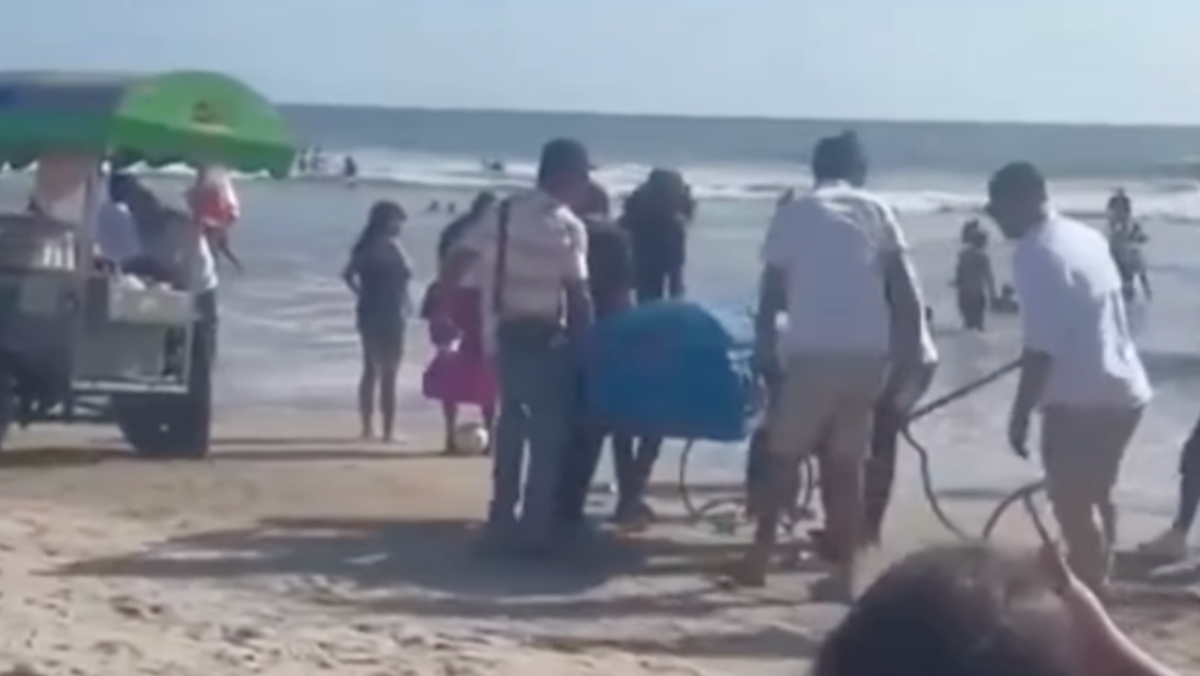 ¡Escándalo! Usan ataúd como hielera en playa de Sinaloa