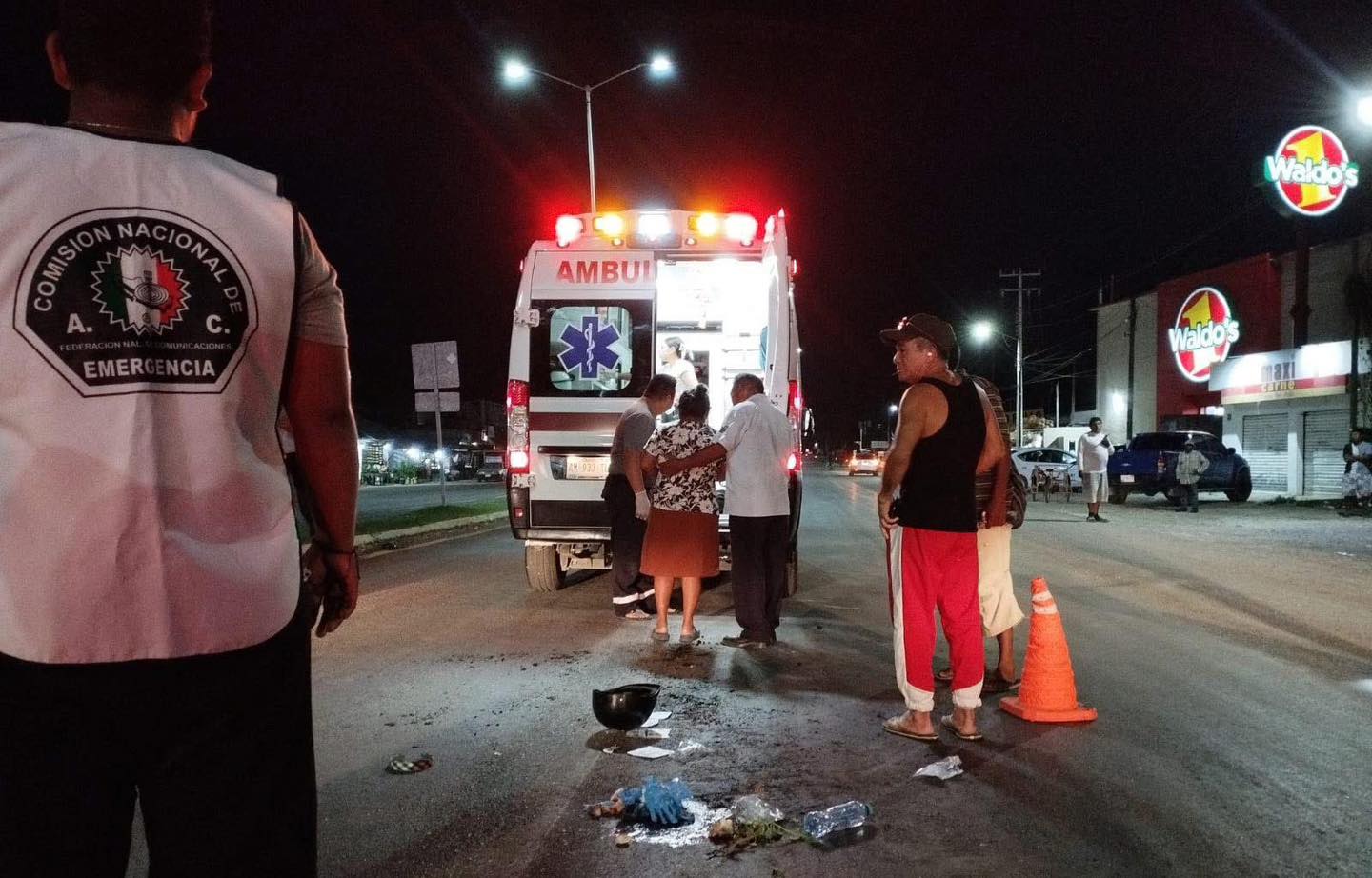 mujer paso peatonal Bacalar