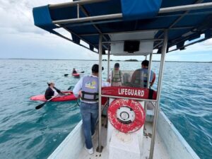 Rescate de americanos en la Laguna Bacalar Foto: Coordinación Estatal de Protección Civil Quintana Roo