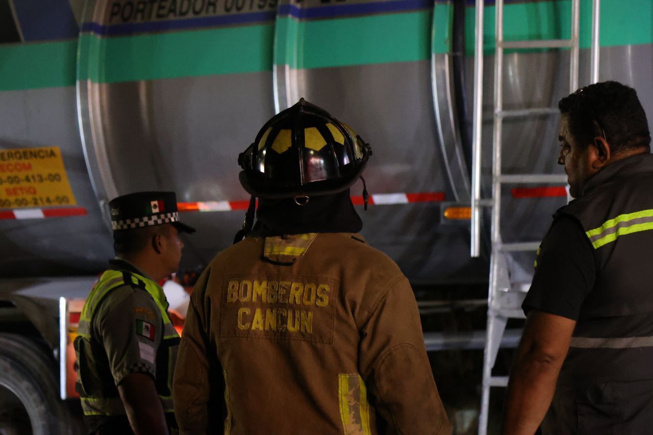 Choque con unidad de bomberos frena la vía federal 307 rumbo a Puerto Morelos