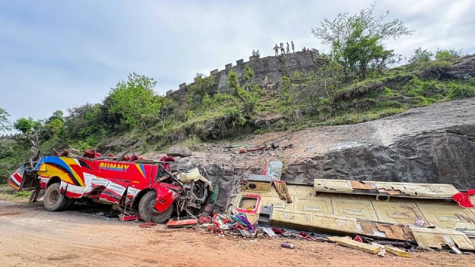 Autobús cae a un barranco en India y deja 21 muertos
