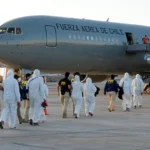 Chile expulsa migrantes irregulares mientras Perú activa emergencia fronteriza