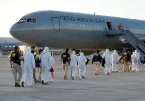 Chile expulsa migrantes irregulares mientras Perú activa emergencia fronteriza