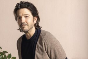 Diego Luna derrota a Johnny Walker tras uso indebido de su imagen