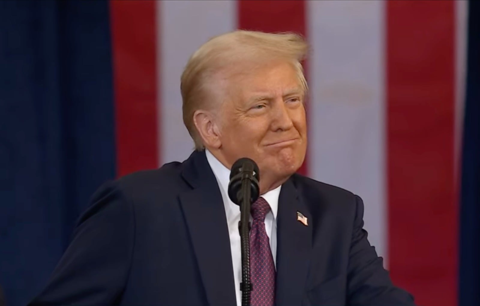 Trump amenaza con cárcel a periodista por divulgar información militar