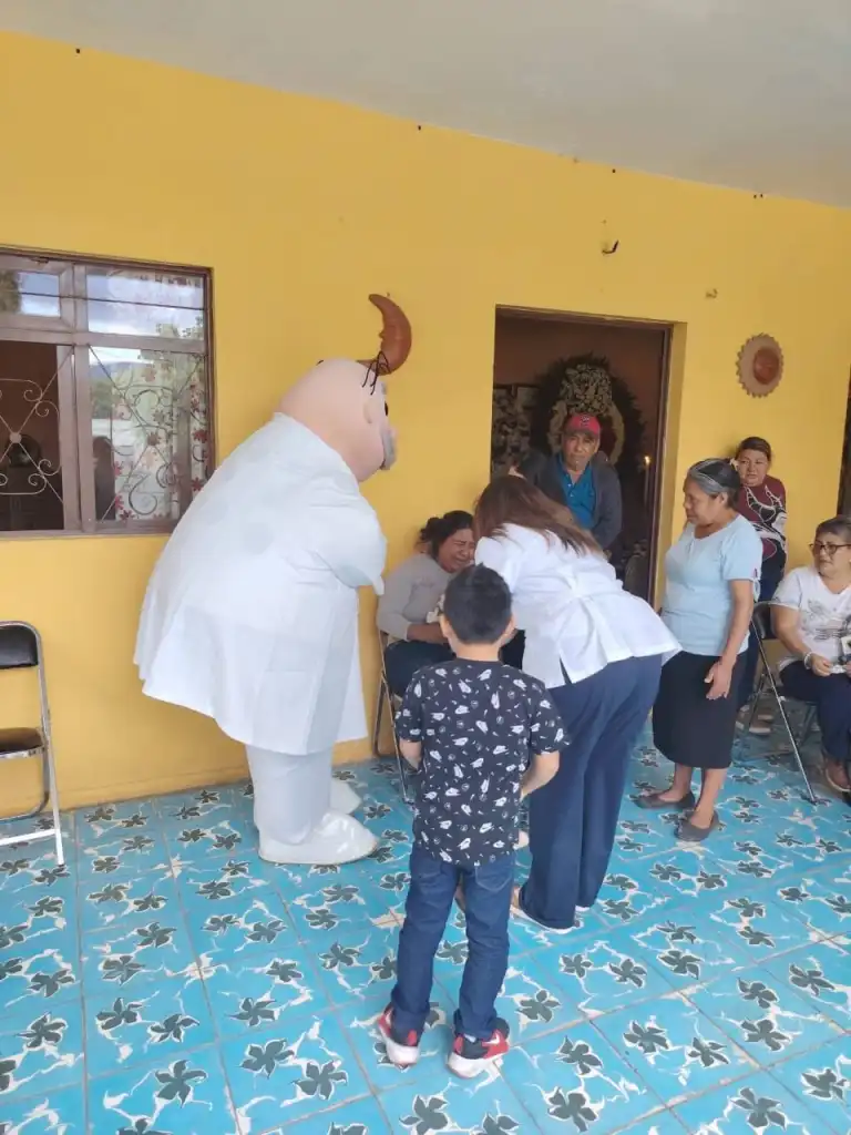 Botarga del Dr. Simi acompaña el funeral del niño Dominic en Oaxaca