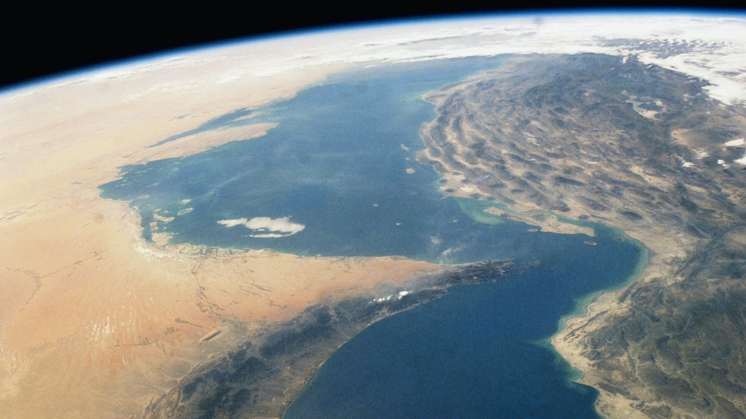 Irán autoriza tránsito de barcos humanitarios por el estrecho de Ormuz