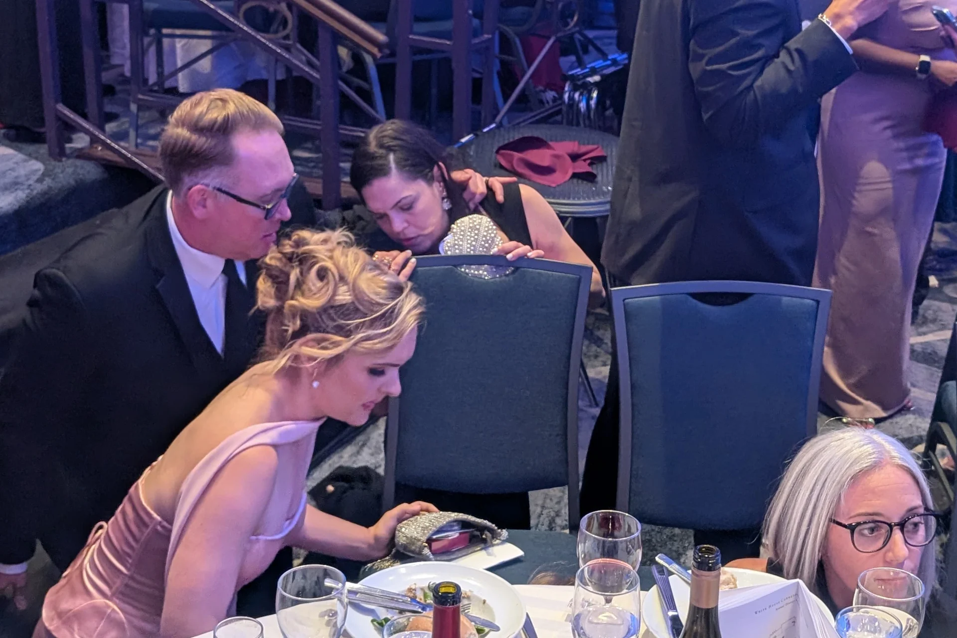 Evacúan al presidente Trump de una cena con periodistas, por presuntos disparos