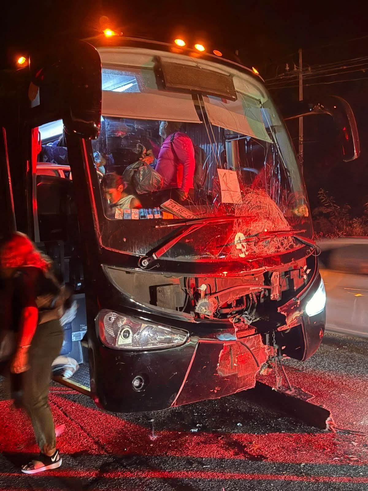 Mueren dos jóvenes embestidos por un autobús en la carretera Tulum-Cobá