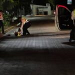 Conductor de carrito de golf arrolla a policías para evadir retén en Isla Mujeres