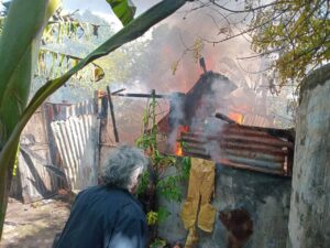 Incendio arrasa vivienda en Chetumal; abuelito perdió su patrimonio en minutos