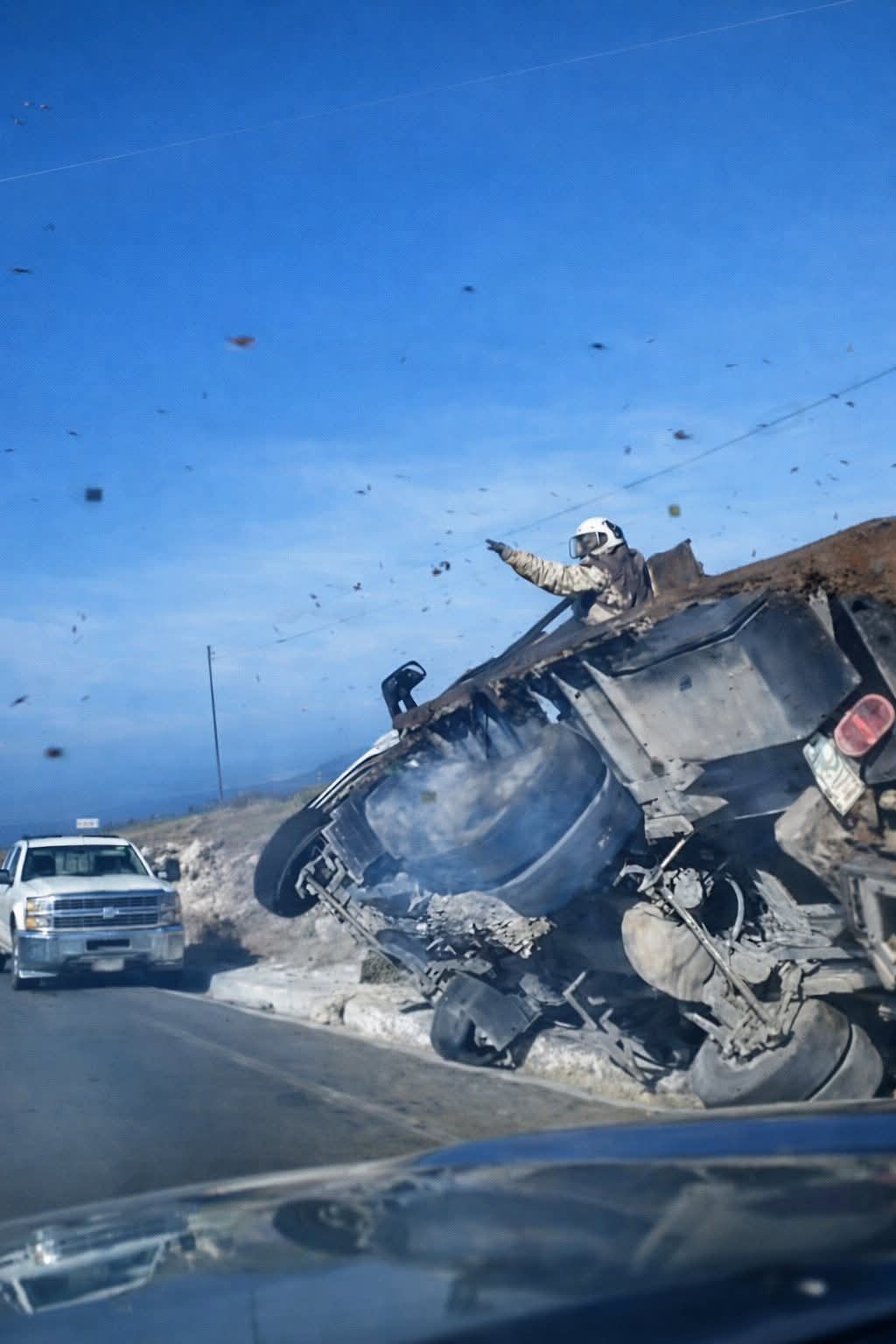 Vuelca camión cargado con abejas africanas en Nuevo León
