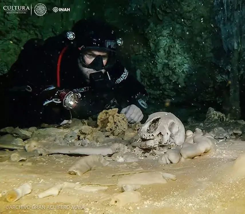 buzos brasileños cenote hoyo negro